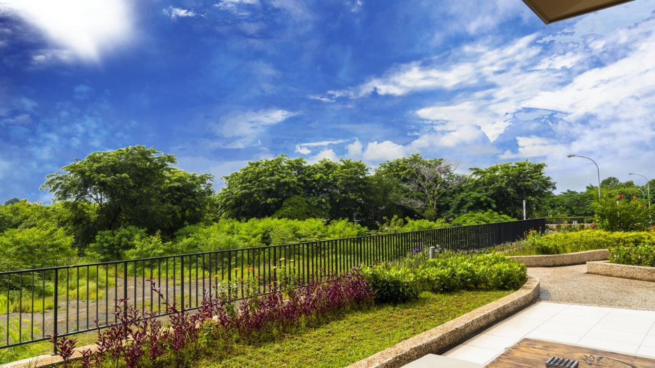 Azalea Suites Cikarang By Jayakarta Group Exterior photo